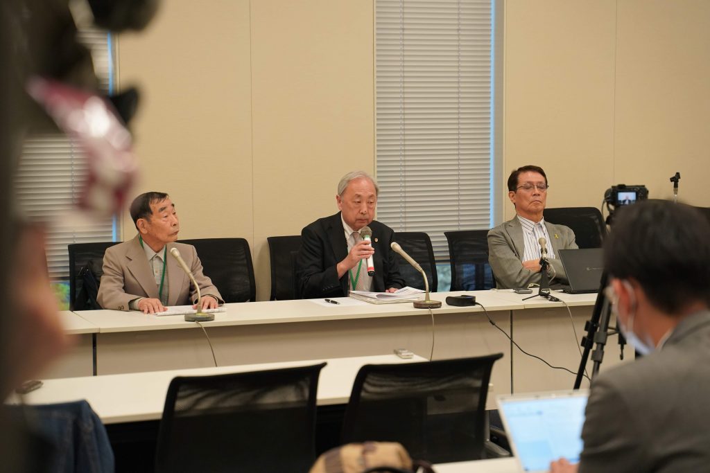 左から、記者会見する原告の北さん（仮名）、全国弁護団代表の新里宏二弁護士、優生保護法問題の全面解決をめざす全国連絡会（優生連）共同代表の藤井克徳氏